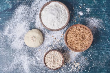 Mavi arka planda malzemeleri olan ekmek hamuru. Yüksek kalite fotoğraf