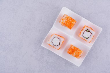 Philadelphia beyaz tabakta krem peynirle yuvarlanıyor. Yüksek kalite fotoğraf