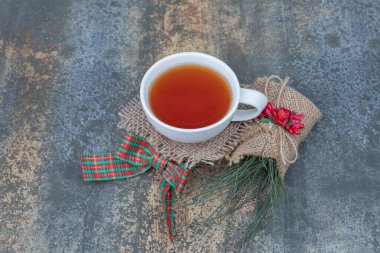 Mermer masanın üzerinde kurdele ve süs olan bir bardak çay. Yüksek kalite fotoğraf