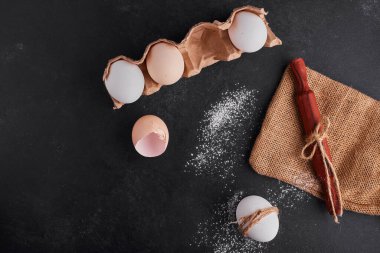 Kırsal arka planda karton bir kutuda yumurtalar, üst manzara. Yüksek kalite fotoğraf