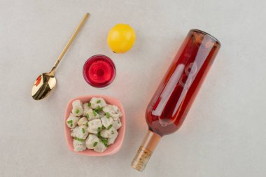 Bir şişe limonata ve bir tabak hamur köftesi. Yüksek kalite fotoğraf