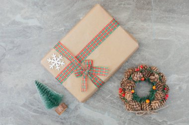 Noel hediyesi kutusu, çam ağacı ve mermer arka planda çelenk. Yüksek kalite fotoğraf