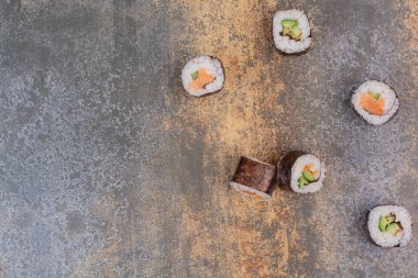 Mermer arka planda lezzetli suşi seti