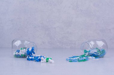 Cam kaplardan ataç ve raptiyeler ve raptiyeler. Yüksek kalite fotoğraf