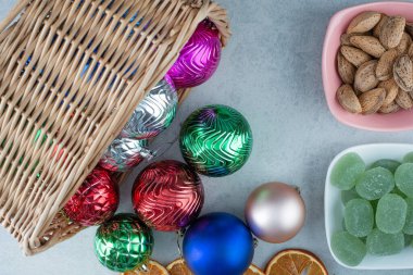 Bir sepet dolusu pembe fındıklı Noel topu. Yüksek kalite fotoğraf