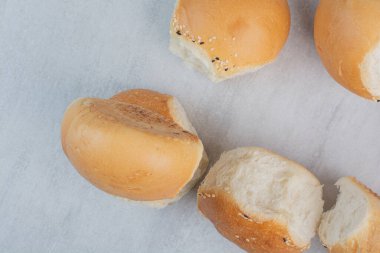 Mermer zemin üzerinde yuvarlak beyaz ekmek. Yüksek kalite fotoğraf