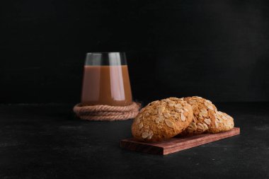 Siyah kimyonlu yulaflı kurabiyeler ve bir bardak kahve. Yüksek kalite fotoğraf