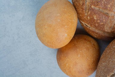 Mermer arka planda çeşitli çavdar ekmeği. Yüksek kalite fotoğraf