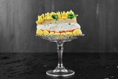 Siyah arkaplanda ayçiçeği şeklinde bir pasta. Yüksek kalite fotoğraf