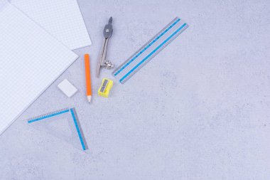 Okul ve ofis malzemeleri, kağıtlar ve diğer aletler de dahil. Yüksek kalite fotoğraf