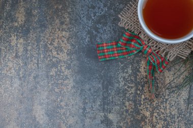 Mermer masada kurdeleli bir fincan çay. Yüksek kalite fotoğraf