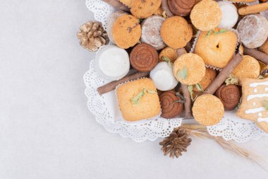 İpte çerezler, beyaz arka planda kozalak.