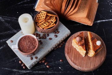 Karamelli kek dilimli bir fincan kahve. Yüksek kalite fotoğraf