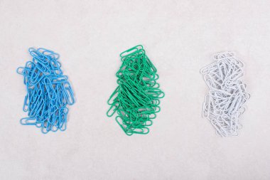 Beyaz arka planda renkli iğneler. Yüksek kalite fotoğraf