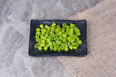 Siyah seramik tabakta yeşil makarna. Yüksek kalite fotoğraf