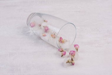 Beyaz yüzeyde buzun içinde donmuş çiçekler. Yüksek kalite fotoğraf