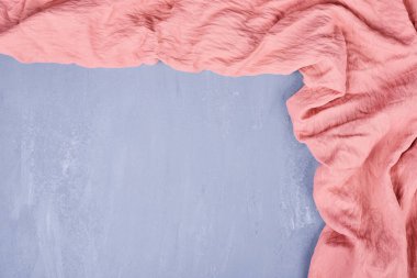 Mavi arkaplanda pembe masa örtüsü. Yüksek kalite fotoğraf