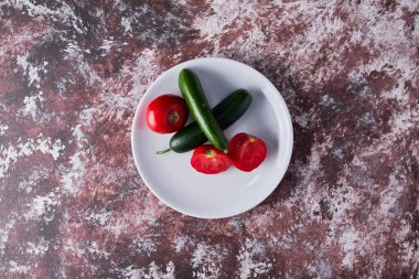 Beyaz tabakta domates ve salatalık, üst manzara. Yüksek kalite fotoğraf