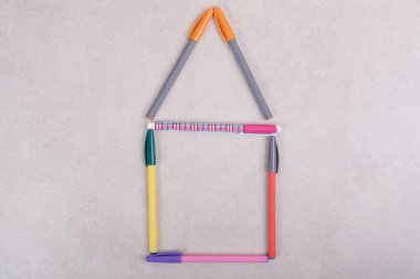 Beyaz arkaplanda renkli işaret kalemleri