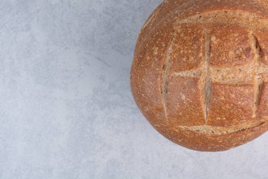 Mermer arka planda lezzetli çavdar ekmeği. Yüksek kalite fotoğraf
