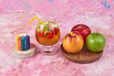 Tahtada meyve suyu ve meyve suyu karışımı. Yüksek kalite fotoğraf