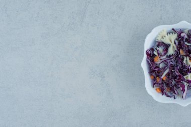 Beyaz tabakta beyaz makarna ve lahana. Yüksek kalite fotoğraf