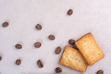 Çuval bezinde kahve çekirdekleri olan lezzetli krakerler. Yüksek kalite fotoğraf