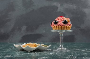 Cam bir tabak donut ve mermer arka planda bir tabak kuru üzüm. Yüksek kalite fotoğraf