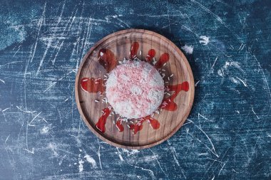 Tahtada ketçap soslu pirinç garnitürü. Yüksek kalite fotoğraf