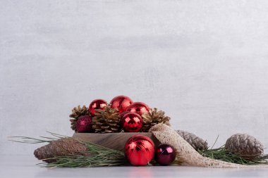 Beyaz arka planda noel topları ve kozalak. Yüksek kalite fotoğraf