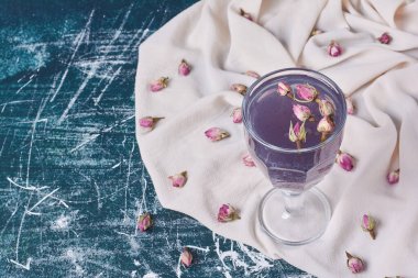 Kuru çiçekler ve mavi arka planda bir bardak meyve suyu. Yüksek kalite fotoğraf