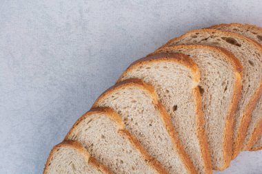 Taş zeminde çavdar ekmeği dilimleri. Yüksek kalite fotoğraf