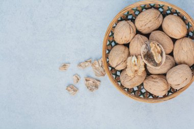 Seramik kasede ceviz ve ceviz taneleri. Yüksek kalite fotoğraf