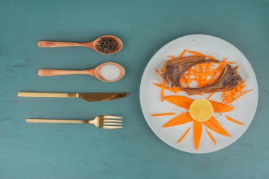 Izgara kuzu pirzolası ve yarım limon ve havuç dilimleri. Yüksek kalite fotoğraf