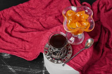 Kırmızı havluyla çay iç. Yüksek kalite fotoğraf