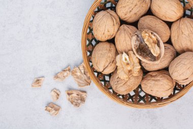 Seramik kasede ceviz ve ceviz taneleri. Yüksek kalite fotoğraf