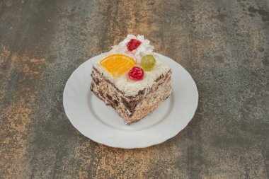 Beyaz tabakta bir dilim tatlı turta