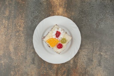 Beyaz tabakta bir dilim tatlı turta