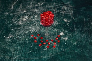 Mermer yüzeyde bir bardak nar tohumu. Yüksek kalite fotoğraf