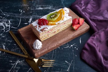 Yaz meyveleri ve meyveli kare pasta. Yüksek kalite fotoğraf