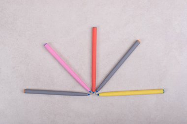 Beyaz arkaplanda renkli işaret kalemleri