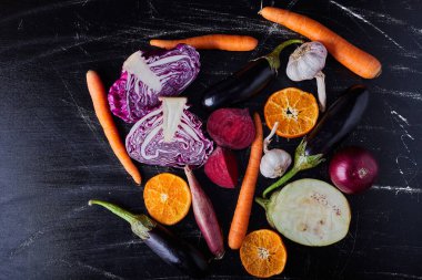 Siyah arka planda sebze karışımı. Yüksek kalite fotoğraf