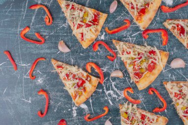 Mavi arka planda, soğan halkaları ve biberli lezzetli pizza dilimleri. Yüksek kalite fotoğraf