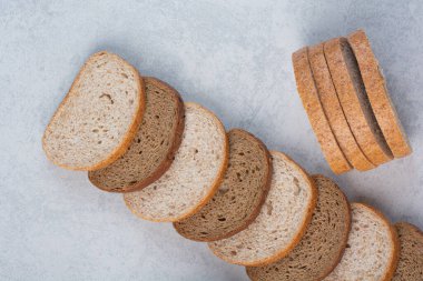 Taş zeminde iki çeşit ekmek dilimi. Yüksek kalite fotoğraf