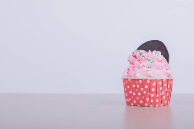 Beyaz arka planda kremalı kek. Yüksek kalite fotoğraf