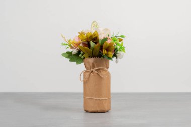 Gri masadaki güzel pembe güller. Yüksek kalite fotoğraf