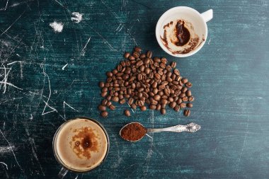 Fasulye ve pudralı bir fincan kahve. Yüksek kalite fotoğraf