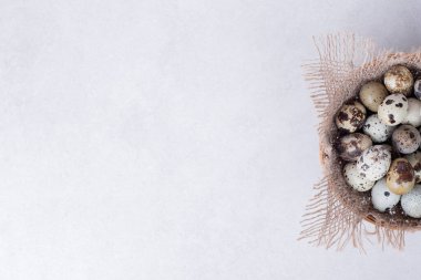 Beyaz yüzeyde kasede organik bıldırcın yumurtaları. Yüksek kalite fotoğraf