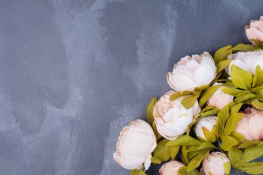 Mavi arka planda yapay güzel çiçekler. Yüksek kalite fotoğraf