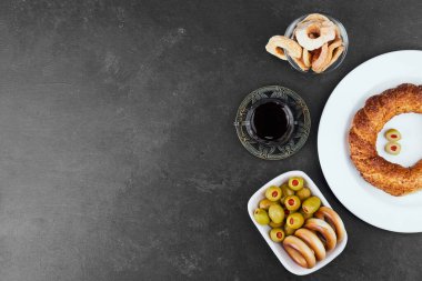 Salamura zeytinli bir bardak çayla hamur işi çörekler, üst manzara. Yüksek kalite fotoğraf